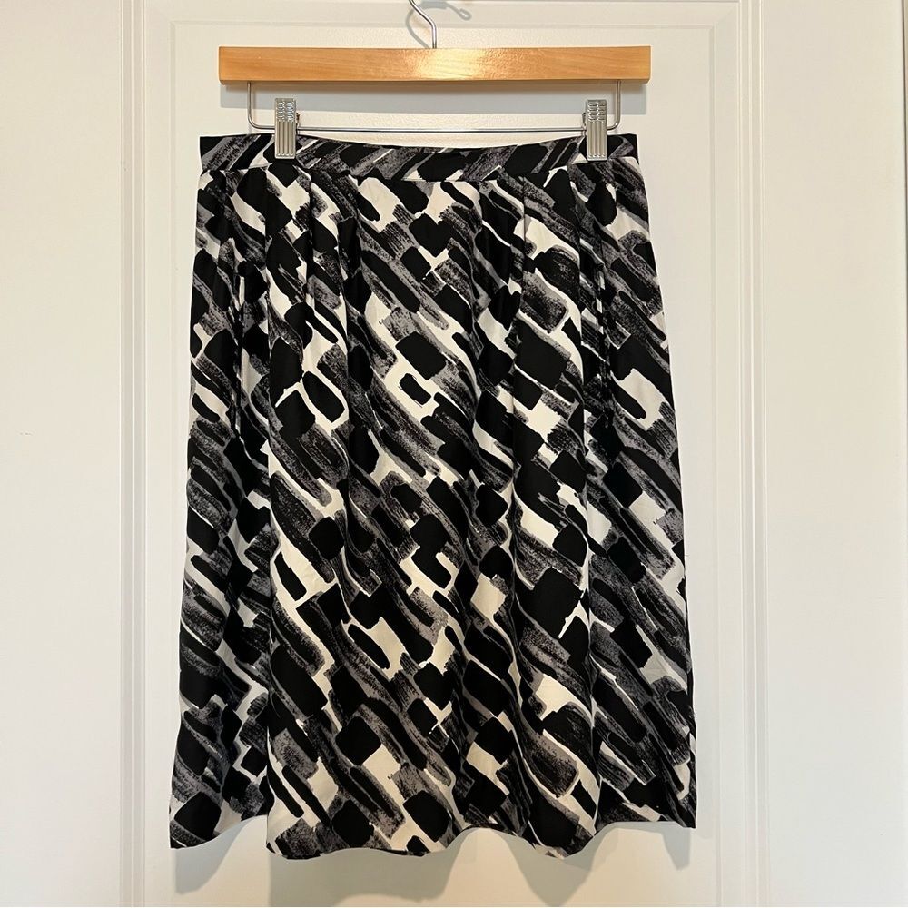 Michael Kors Women's Pleated High Waisted 100% Silk Skirt Sz. 6 Black & White